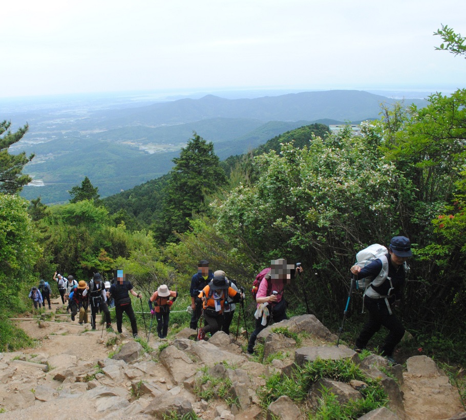 女体山へ。急傾斜の登山道を登る