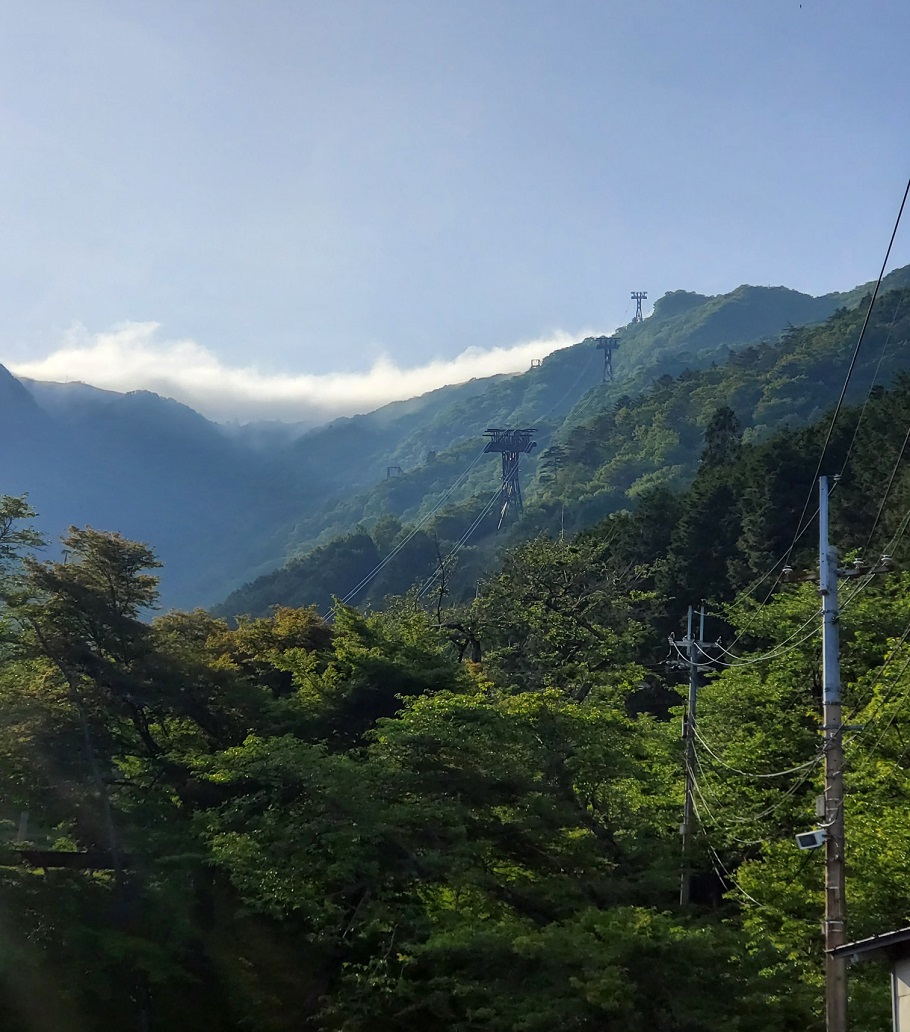 蓬莱山山頂方面を見る。霧は稜線を超えられず、蒸発してしまう