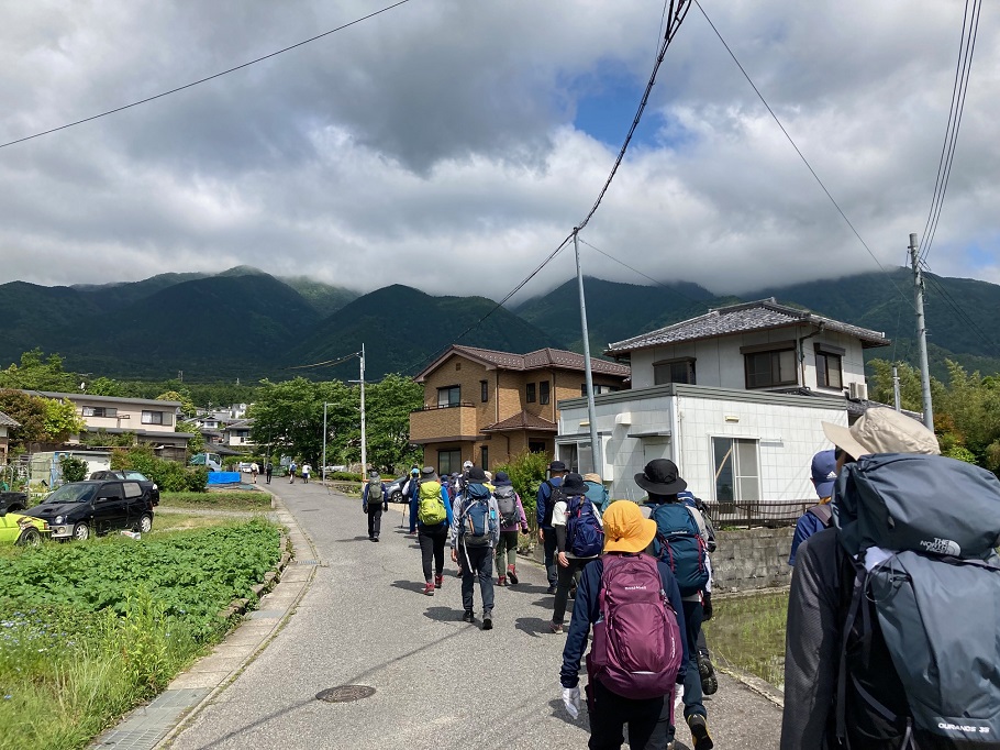 登山口まで舗装路を歩く一行