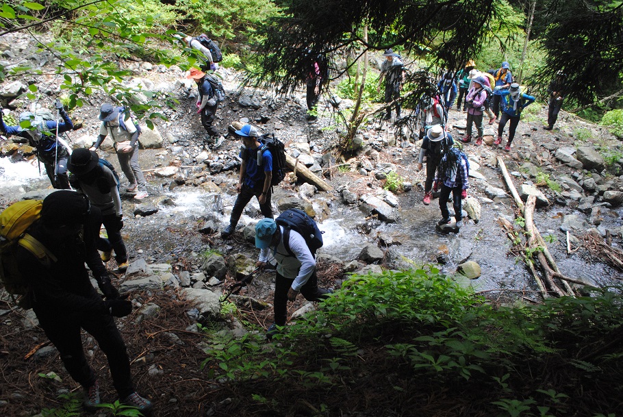 蓬莱山中にて、川を渡る