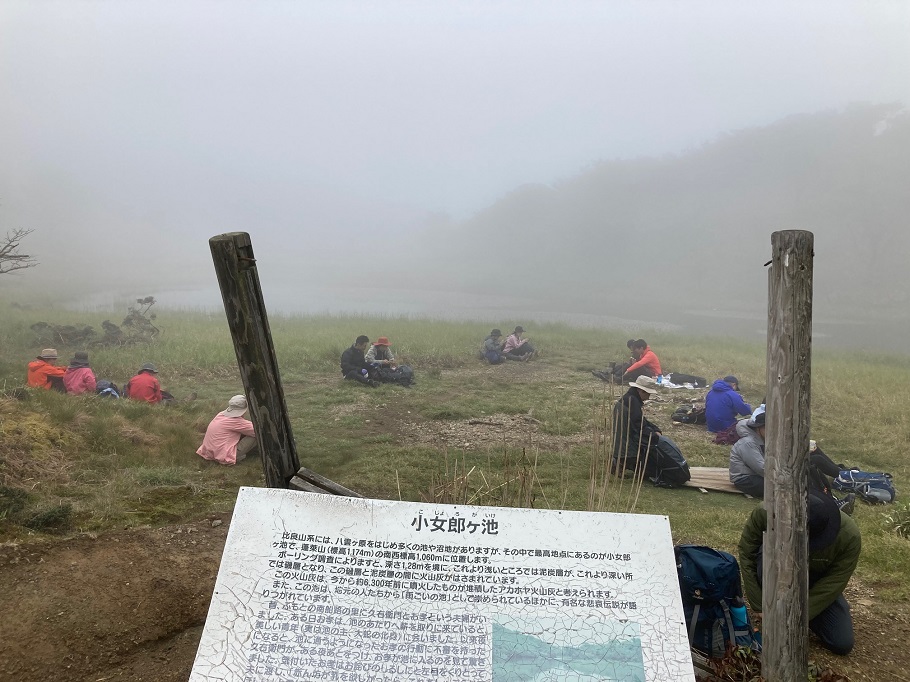 小女郎ケ池でレインウェアを羽織って昼食を取る。