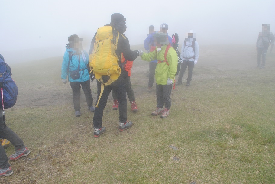 蓬莱山山頂は霧の中
