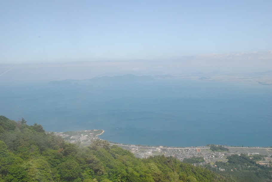 蓬莱山中腹は霧がなく、びわ湖がよく見える(ロープウェイより)