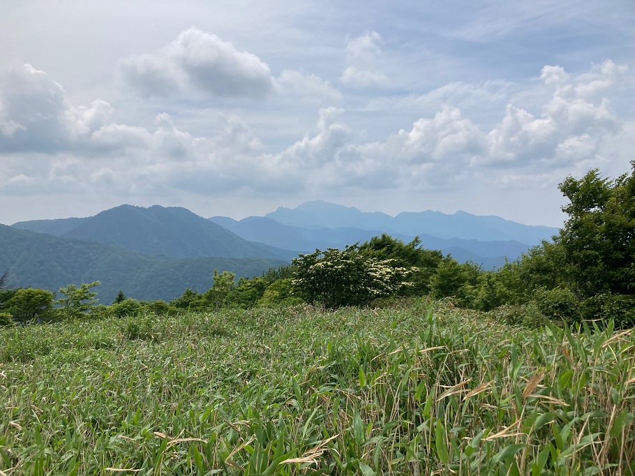 前日に登った下蒜山から見た大山(中央奥)