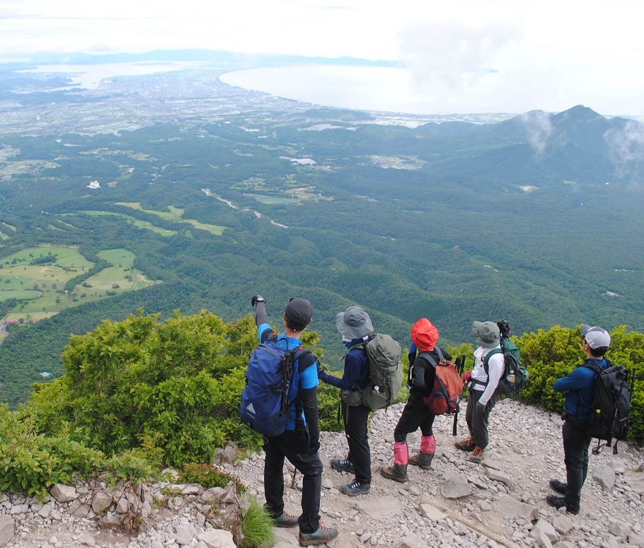 急登の合間に日本海の絶景を見る