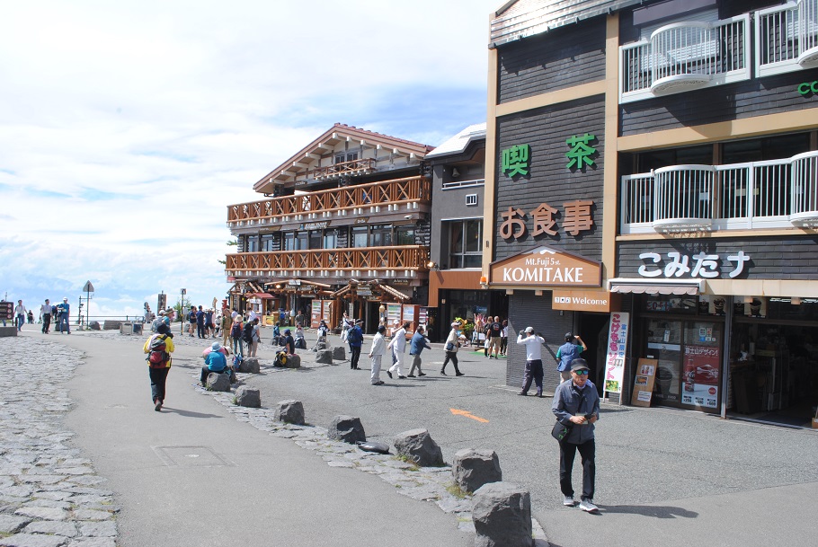 富士スバルライン五合目。土産物屋やレストランが並び観光スポットにもなっている。
