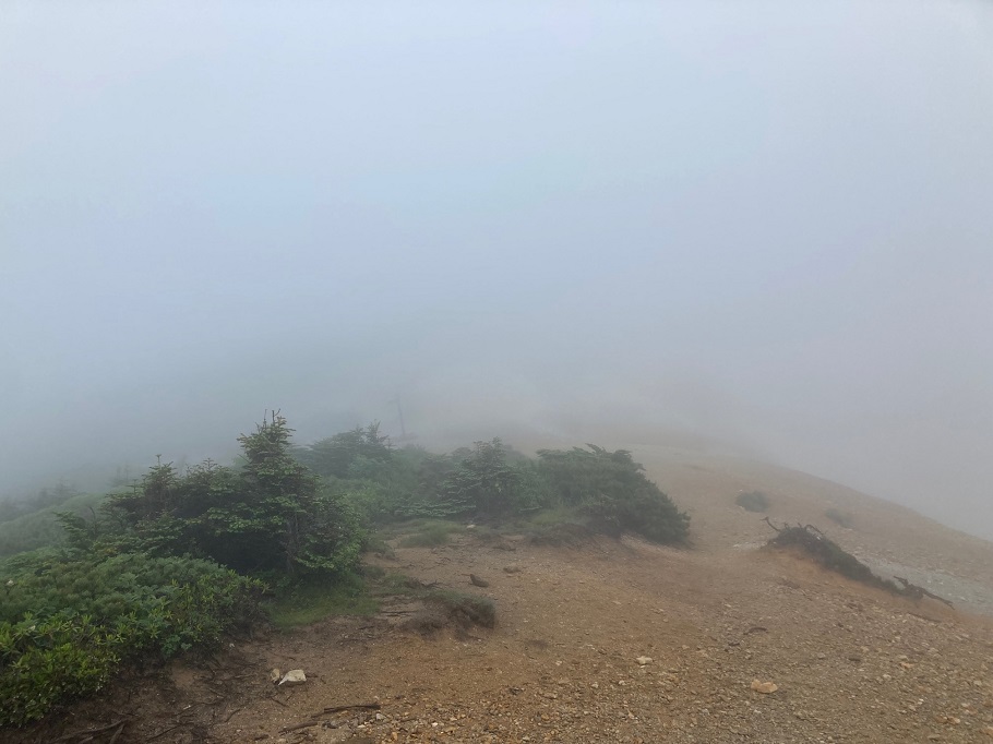 一向に晴れる気配のないまま、赤岩の頭にたどり着く