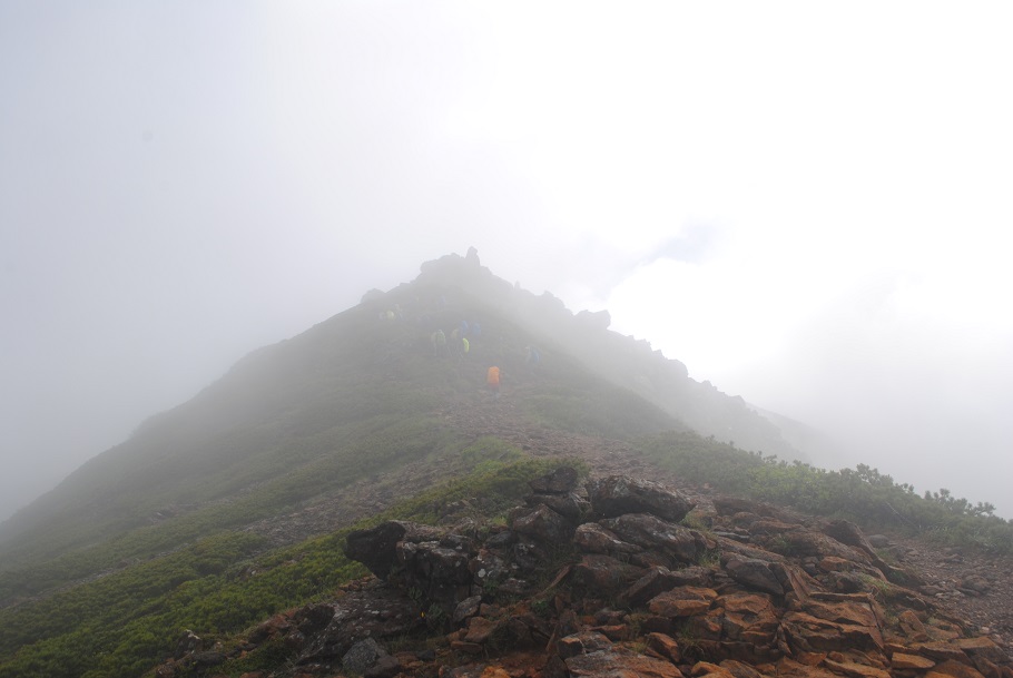 雲間に姿を見せた硫黄岳