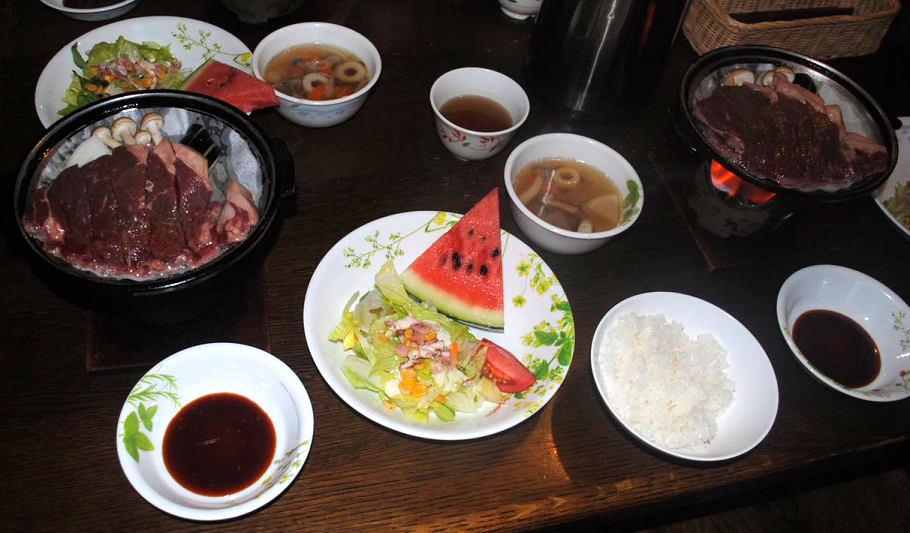 赤岳鉱泉名物・ステーキ定食