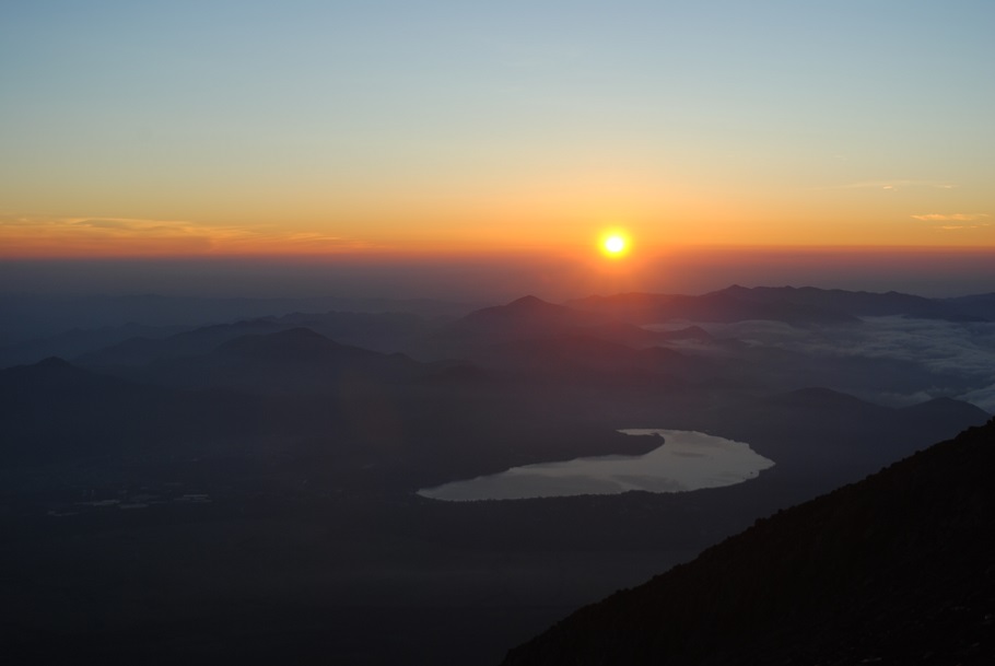 山中湖に登る太陽