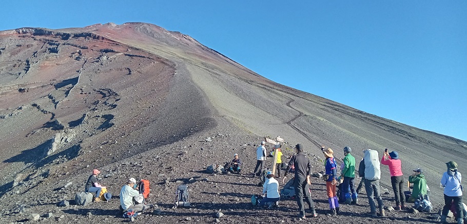 宝永山・馬の背まで登り返す。富士山山頂は遥か遠く。