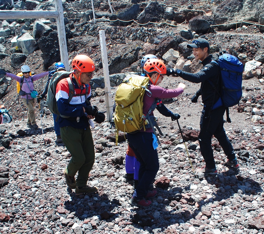 御殿場口の山頂に着いて、髙山ガイドをグータッチ