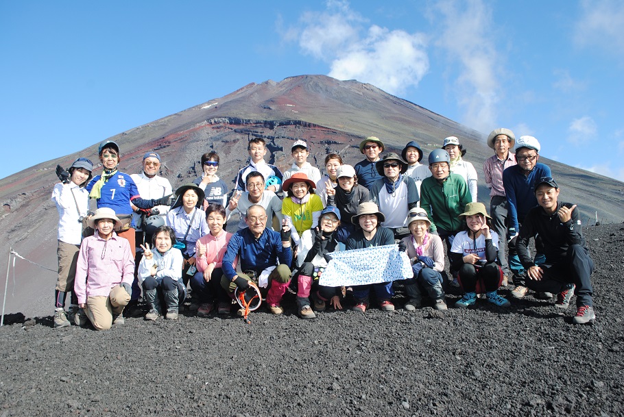 下山の宝永山にて記念写真