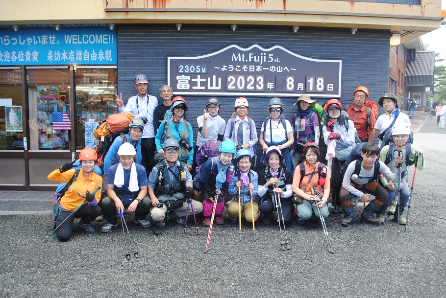 登山口となるスバルライン五合目で記念撮影