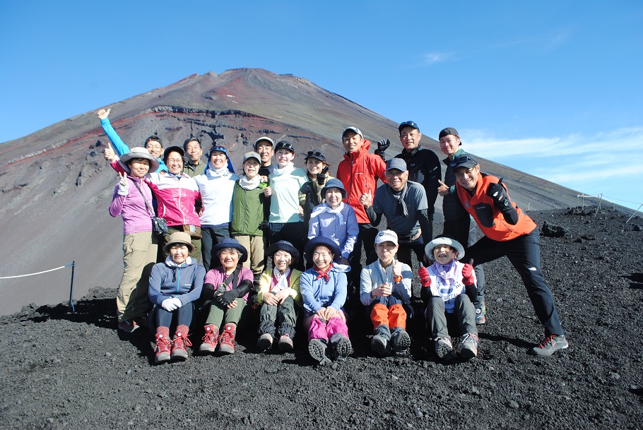 宝永山で集合写真