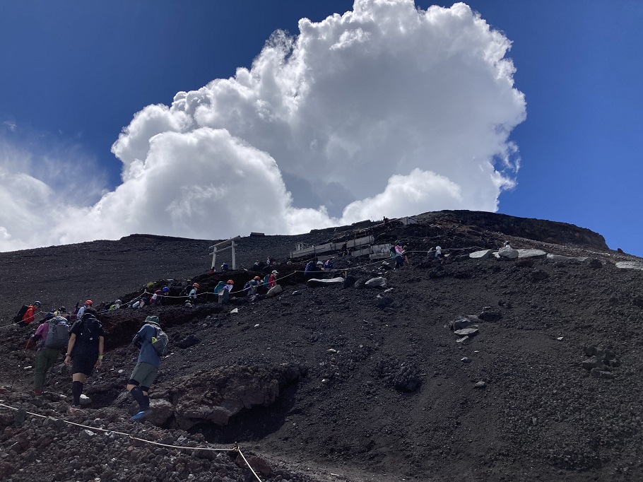 山頂が目の前までやってきた