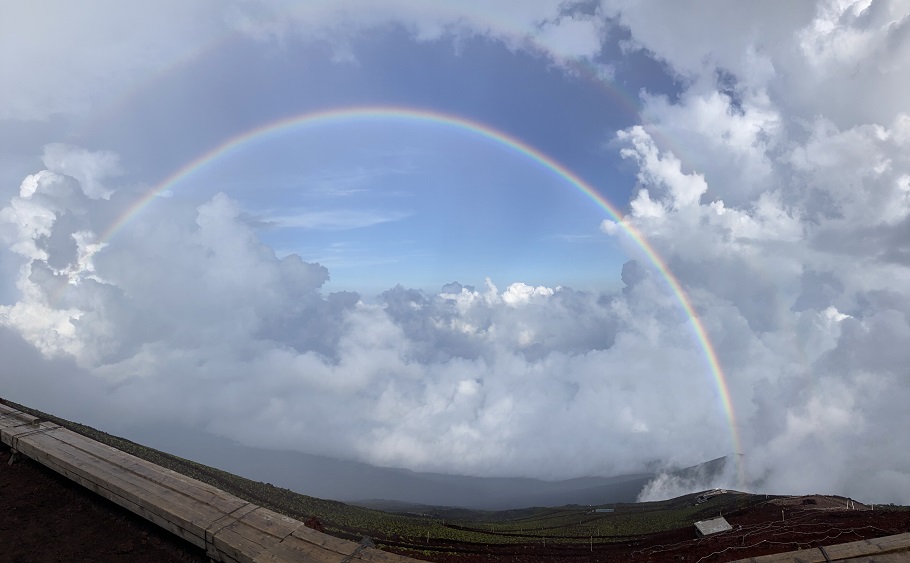 富士山登頂をお祝いするかのように虹がかかる