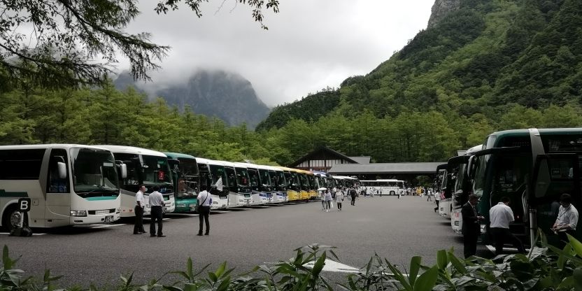 観光バスがズラリと並ぶ8月の上高地バスターミナル