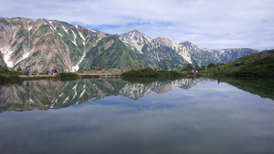 白馬三山。写真中央が鑓ケ岳、右に順に杓子岳、白馬岳(2017年8月撮影)