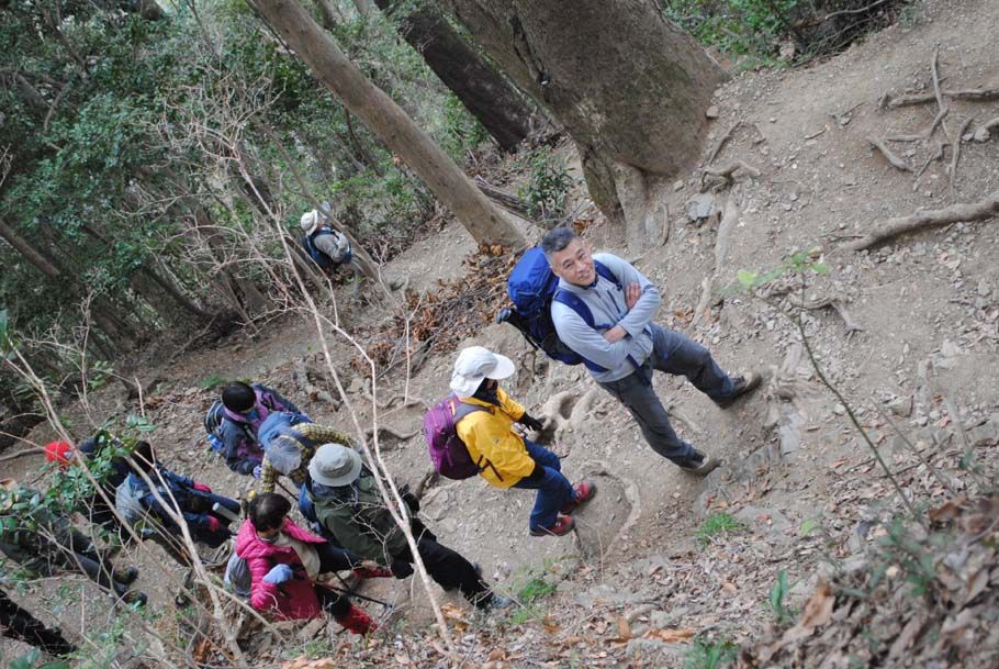 急斜面を登る鈴木正喜・登山ガイドと参加者のみなさん