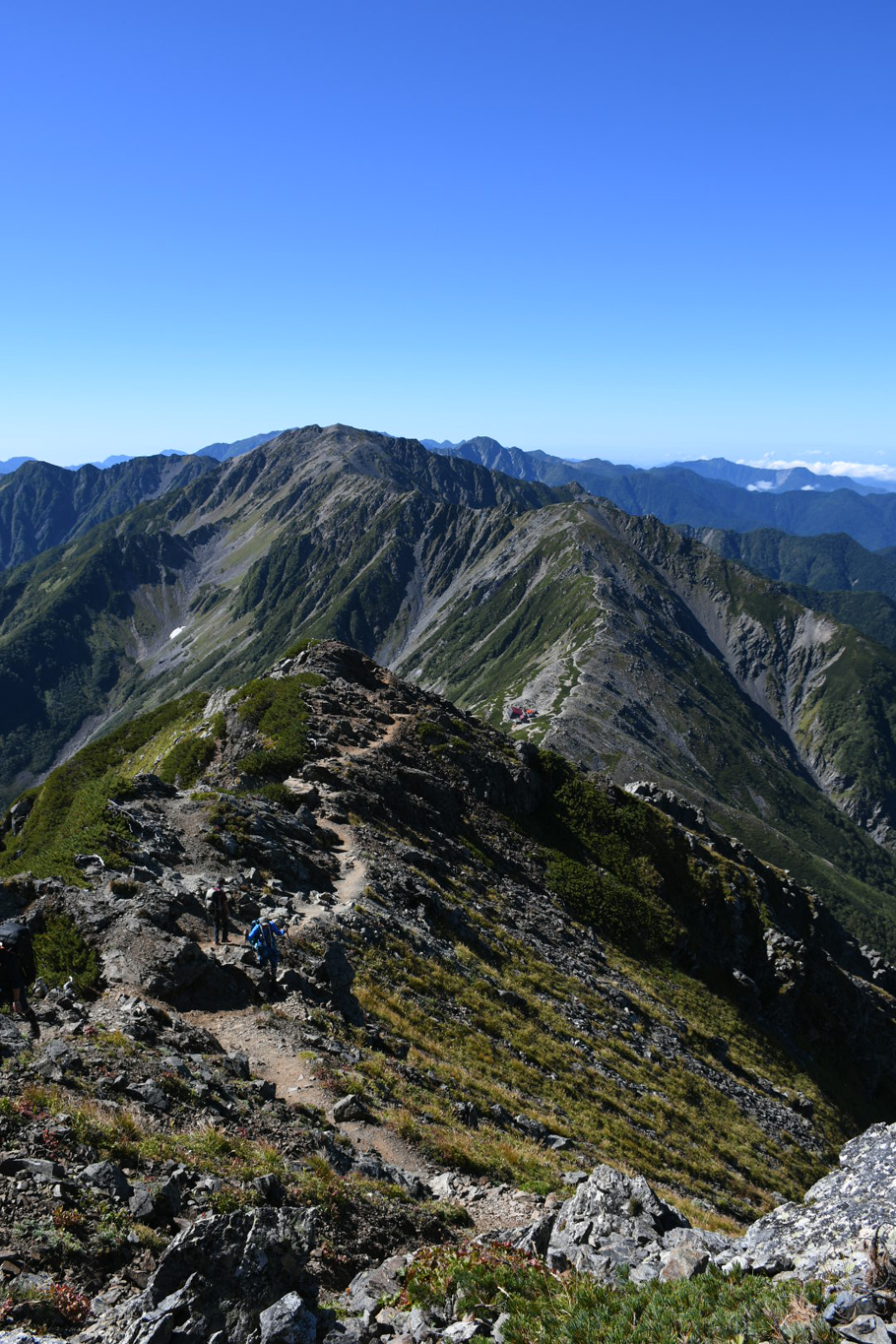 北岳から間ノ岳を眺める。登山道がどこまでも続いている