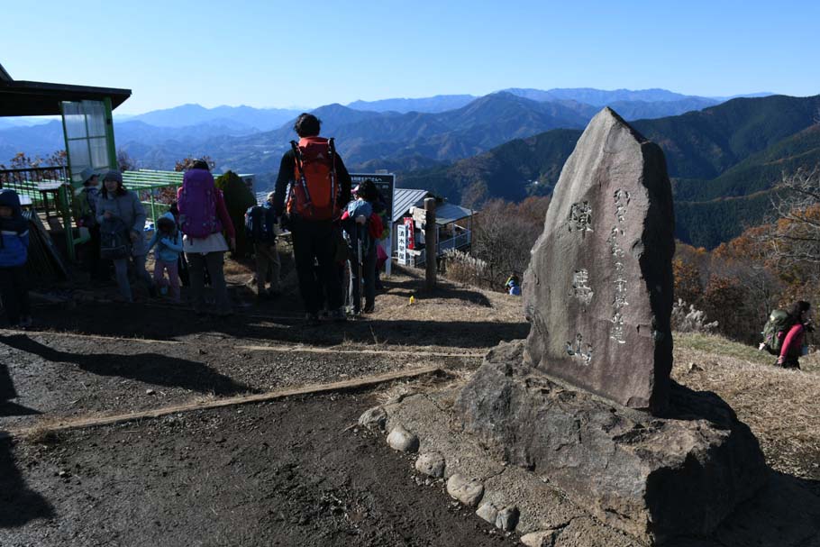 にぎわう山頂