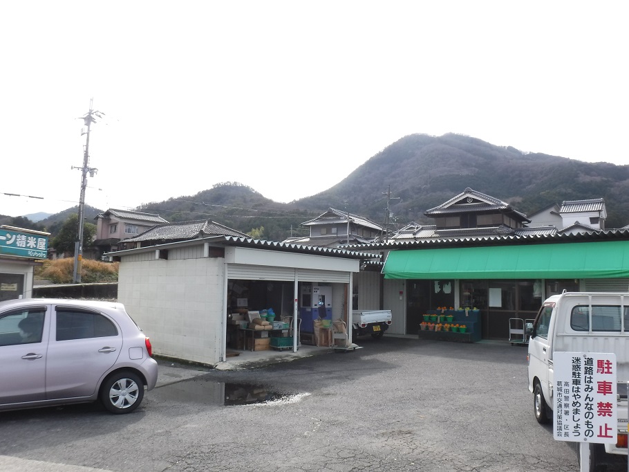 麓から見た二上山・雄岳(右)