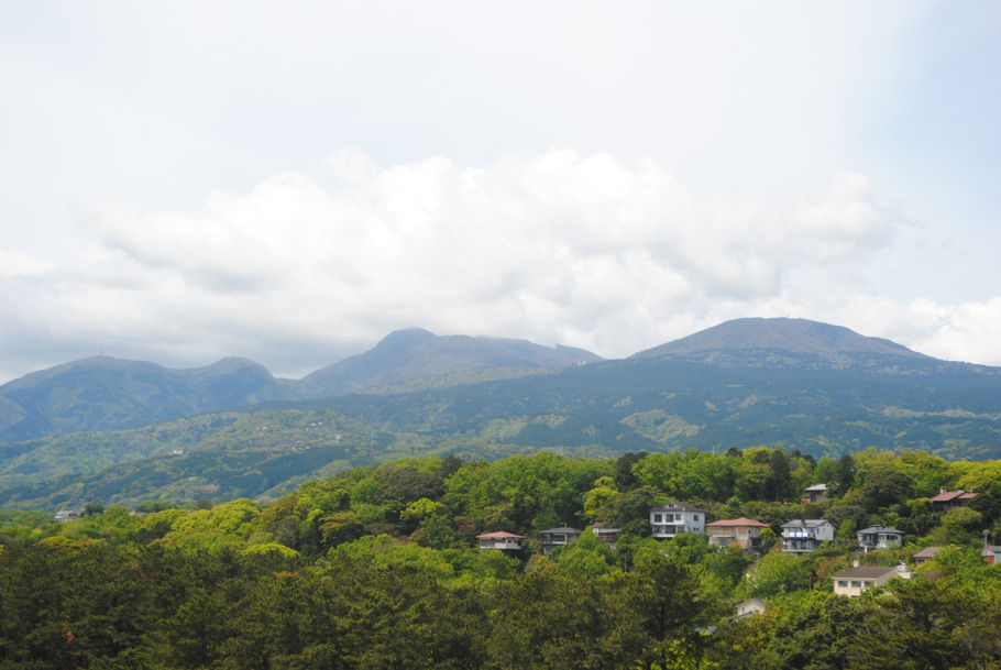 快晴の天城山（中央）。城ヶ埼海岸の灯台より撮影