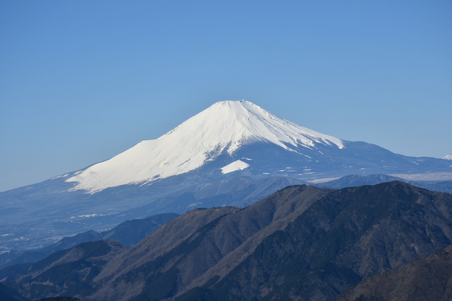 雪を纏い、これぞ「富士山」という姿