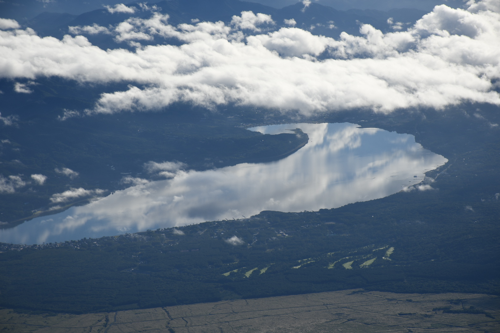 山中湖の湖面に、雲が映る