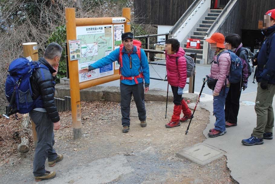 「急な登山道があります」と下山路について説明する上村博道・登山ガイド