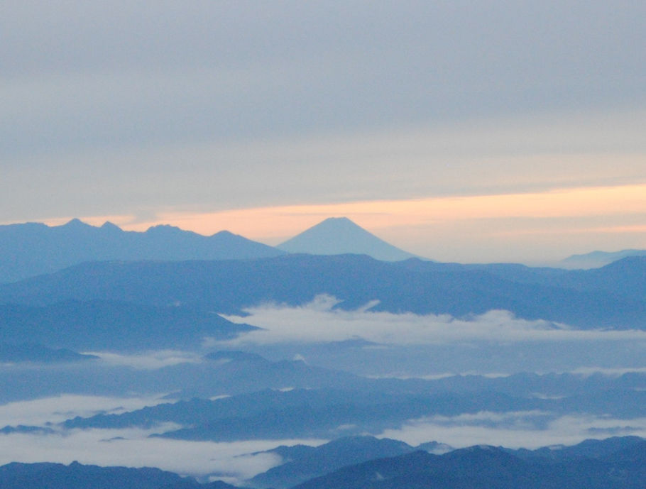 朝焼けの富士山、登山者から歓声が上がった