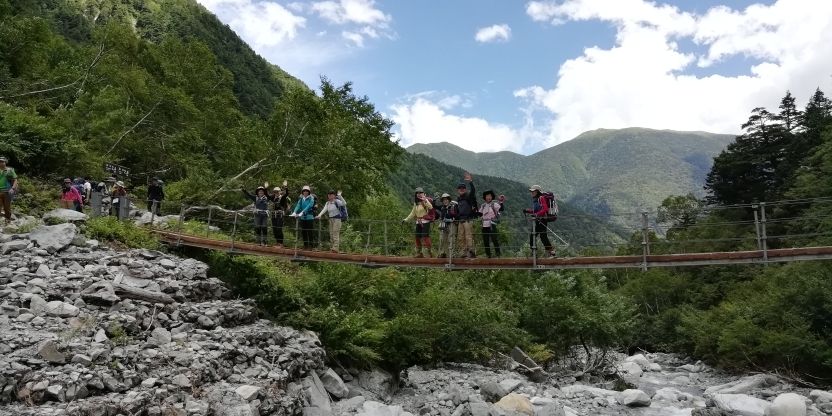 登山者の休憩ポイント　本谷橋で記念撮影