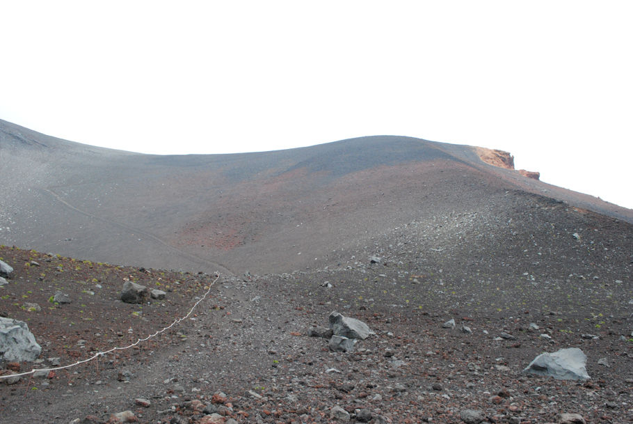 雲の切れ間に、姿を見せた宝永山山頂。なだらかに見えるが…