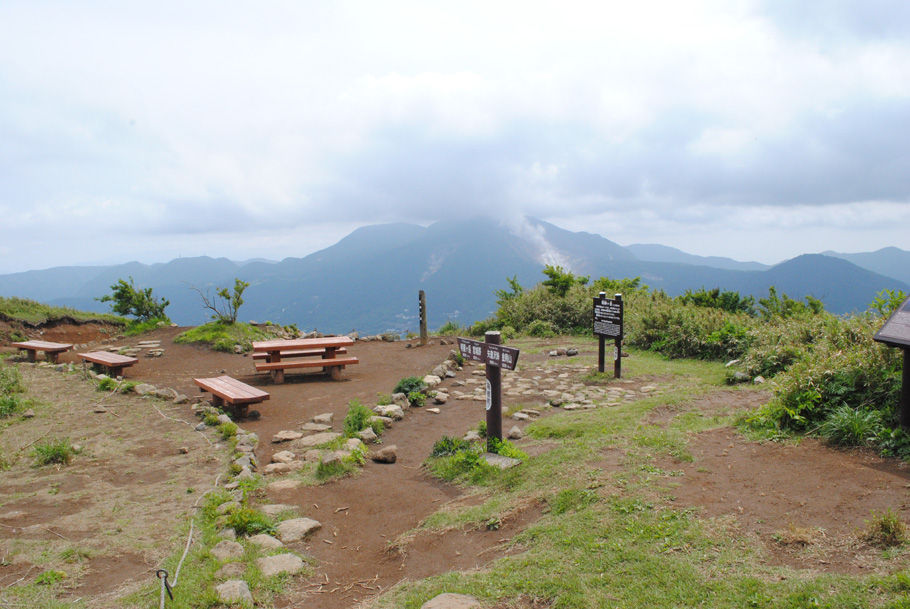 明神ケ岳の山頂。奥に見えるのは大涌谷