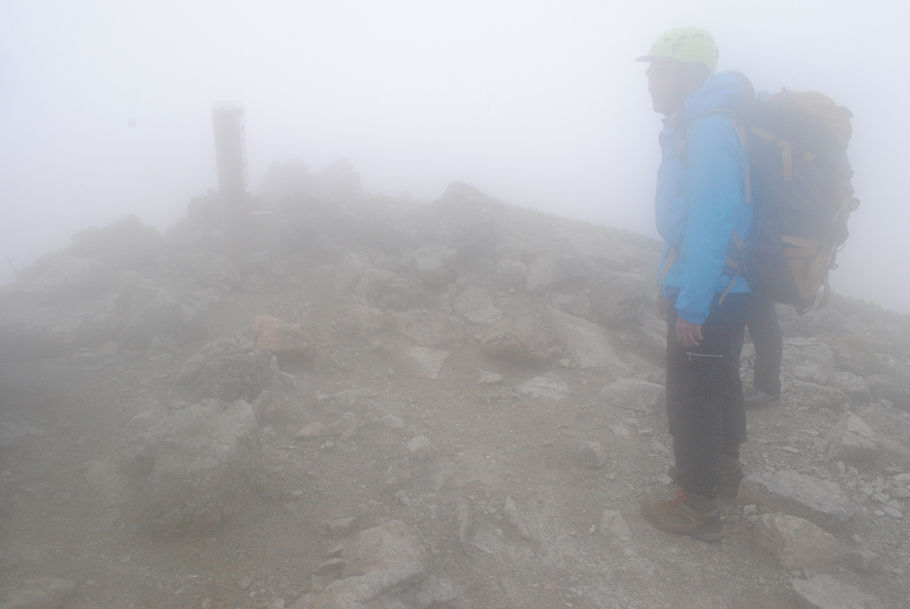 雨中の南岳山頂