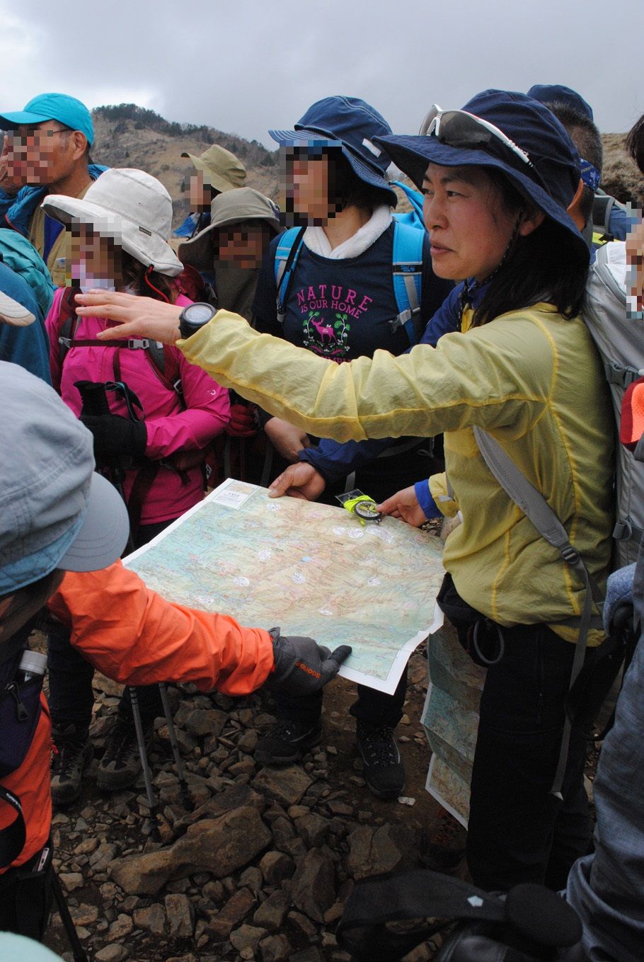 上村ガイドは登山地図の読み方も講習した