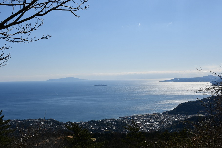 波頭きらめく太平洋。右手が伊豆半島、正面の小島が初島、奥が大島。