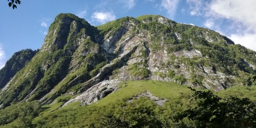 幅は約500ｍ、高度差約300ｍの屏風岩