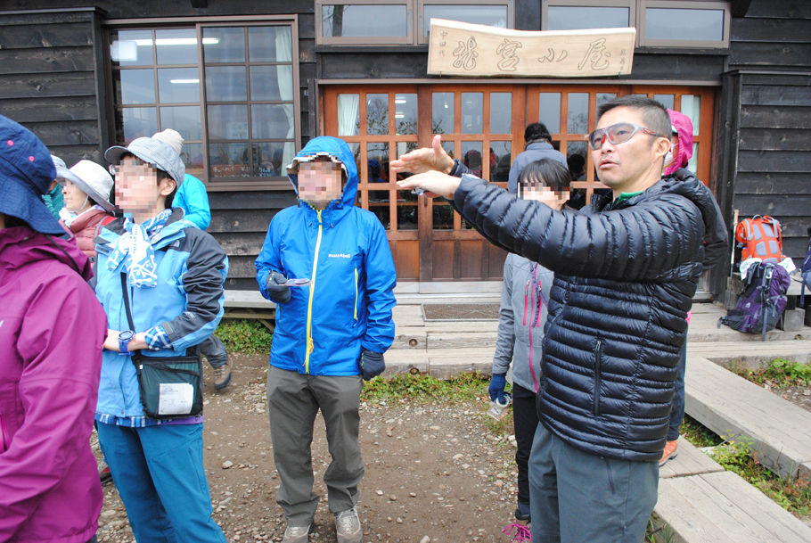 竜宮小屋の前で解説する猪熊隆之さん