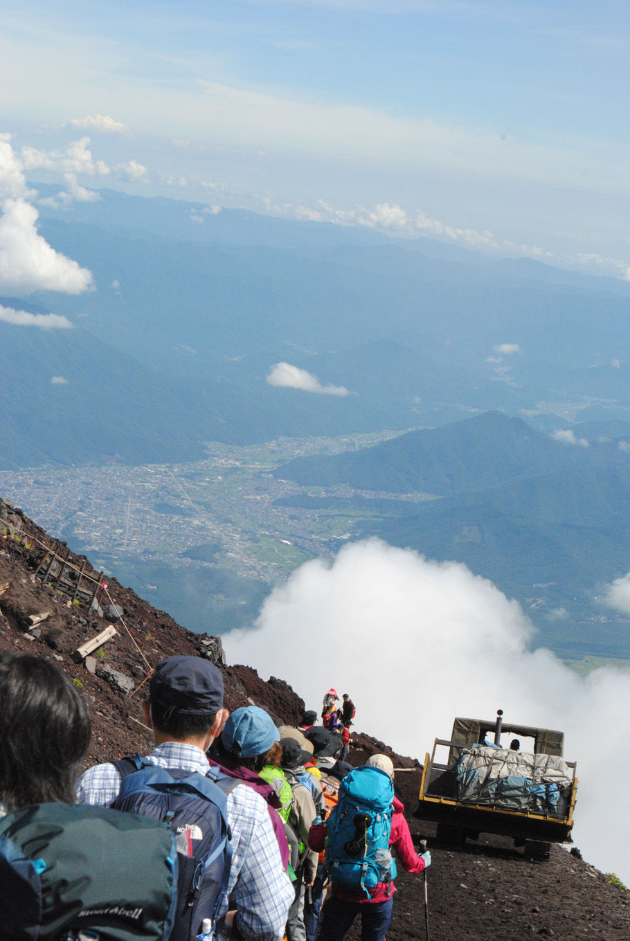 雄大な風景を背に吉田ルートを登るブルドーザー。これも富士山ならではの光景だ