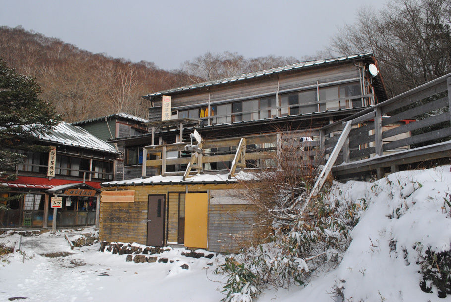 趣のある煙屋旅館。山中の温泉宿だ