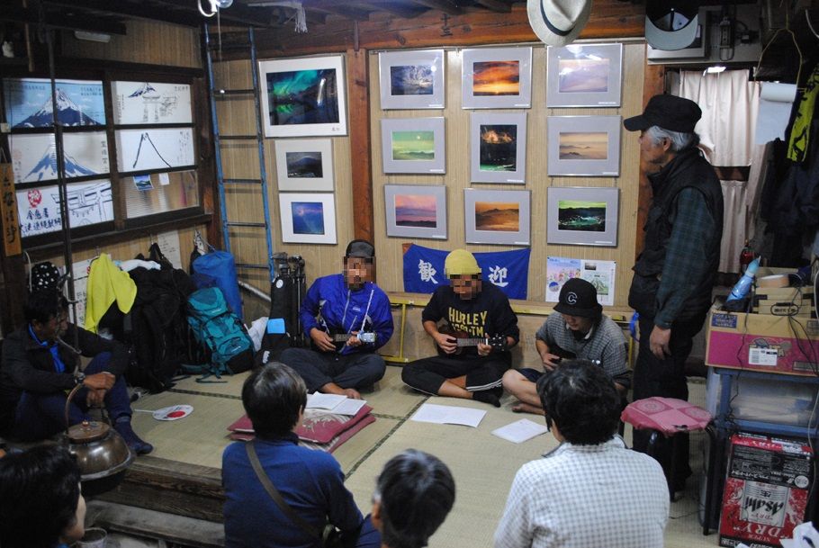 山小屋・日の出館でのウクレレ・ミニコンサート。ほのぼのとした雰囲気に包まれた