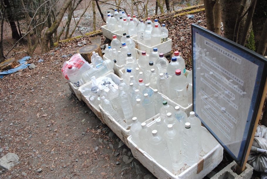 登山口付近のペットボトル群。水道水が詰めてある。鍋割山荘に運んでほしいとボランティアに呼びかけている