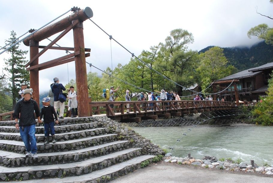 賑わいを見せる河童橋。現在は1997年に付け替えられた5代目という