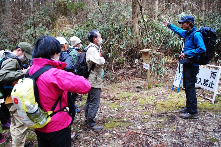 登山道の入り口で高山ガイドがアドバイスする。「ゆっくり歩きましょう」