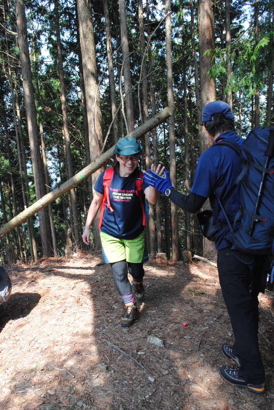 山頂でハイタッチ