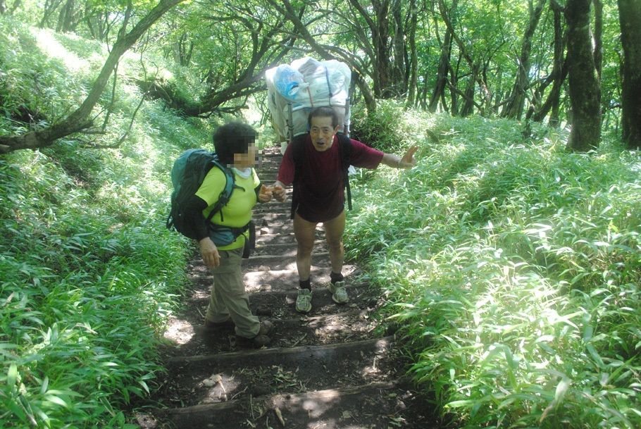 旧知の登山者と出合い、談笑する畠山さん