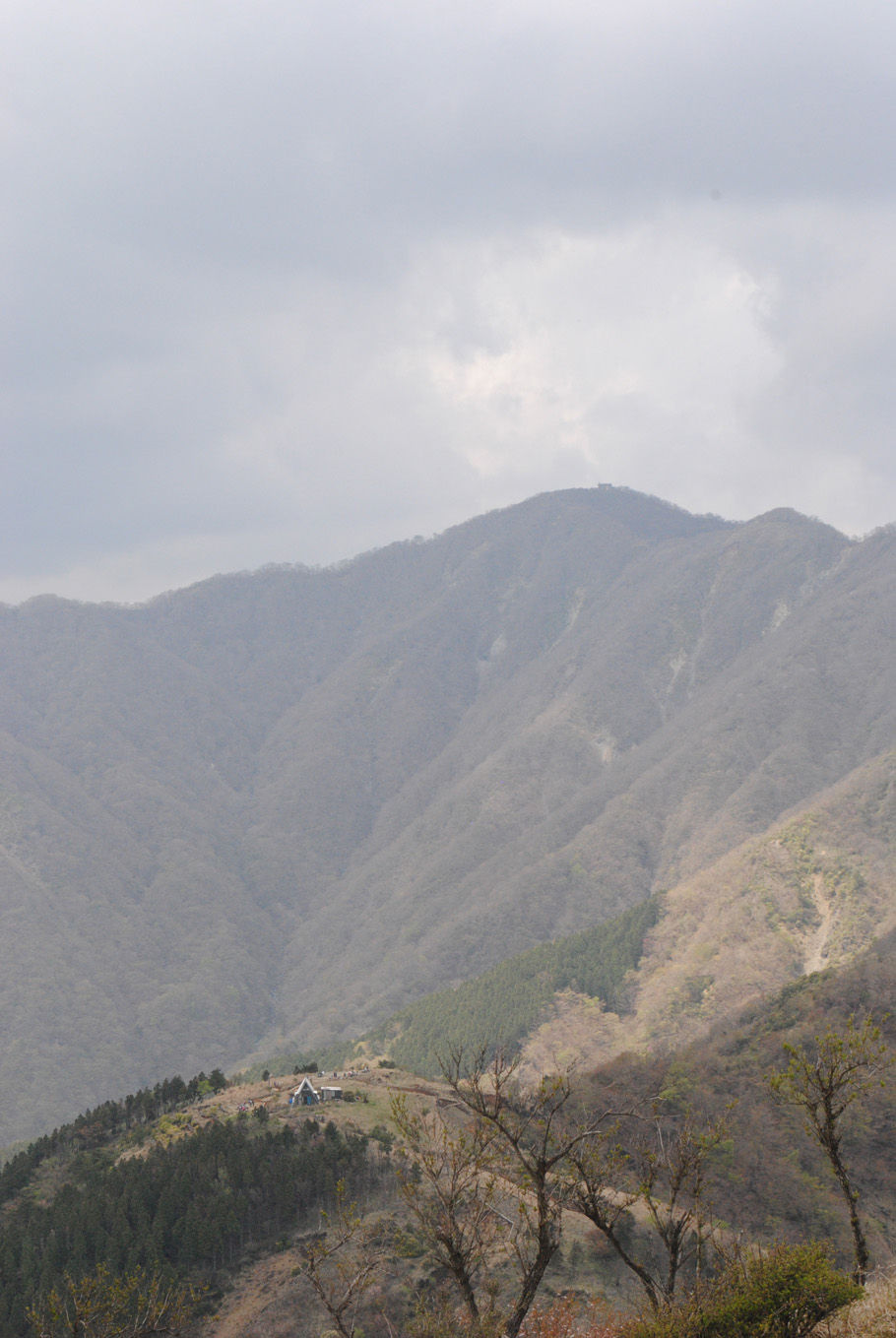 三ノ塔からの眺望。手前に鳥尾山と鳥尾山荘。奥の中央が塔ノ岳。山頂に尊仏山荘が見える