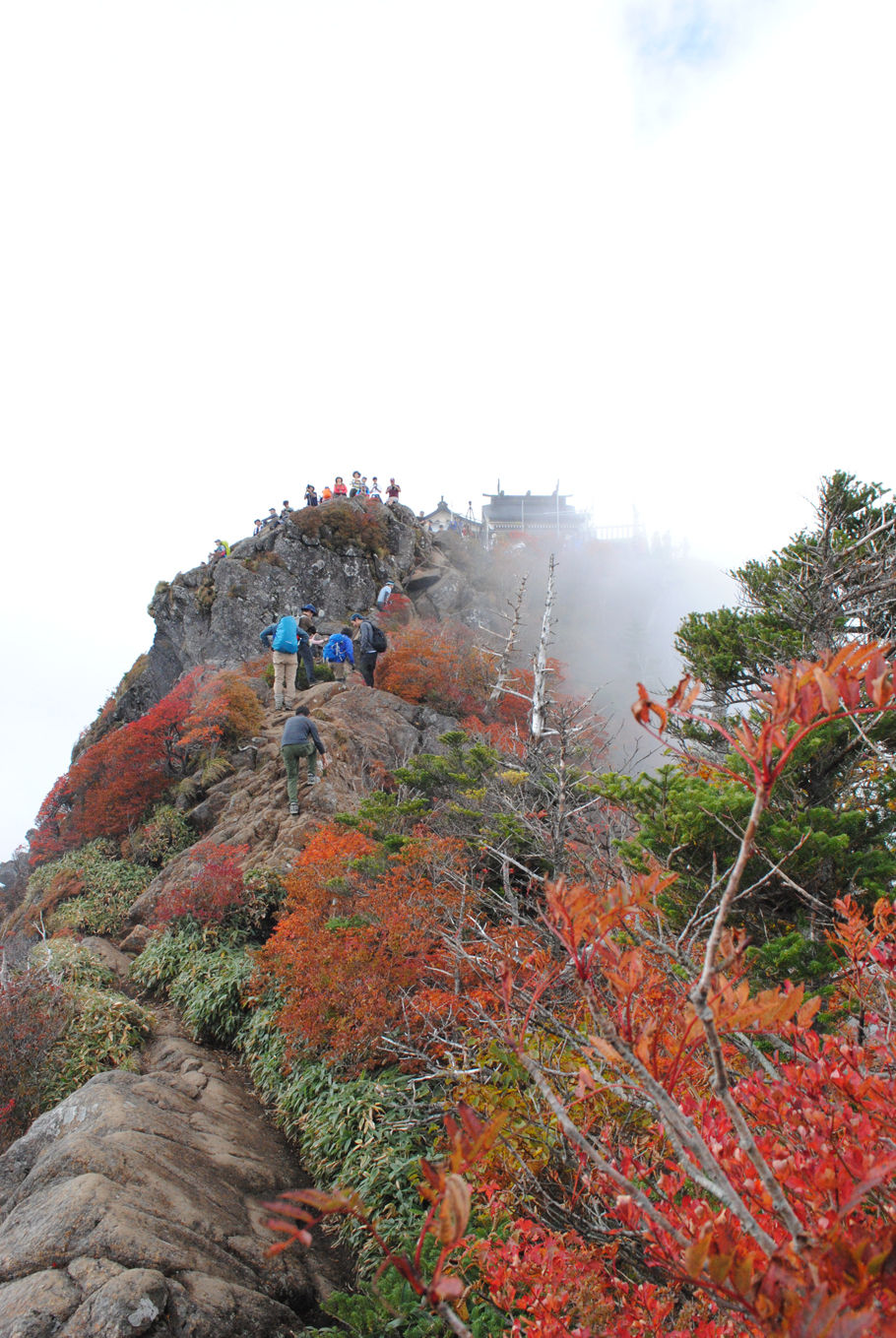 天狗岳の稜線から弥山を望む。山頂には大勢の登山者がいる